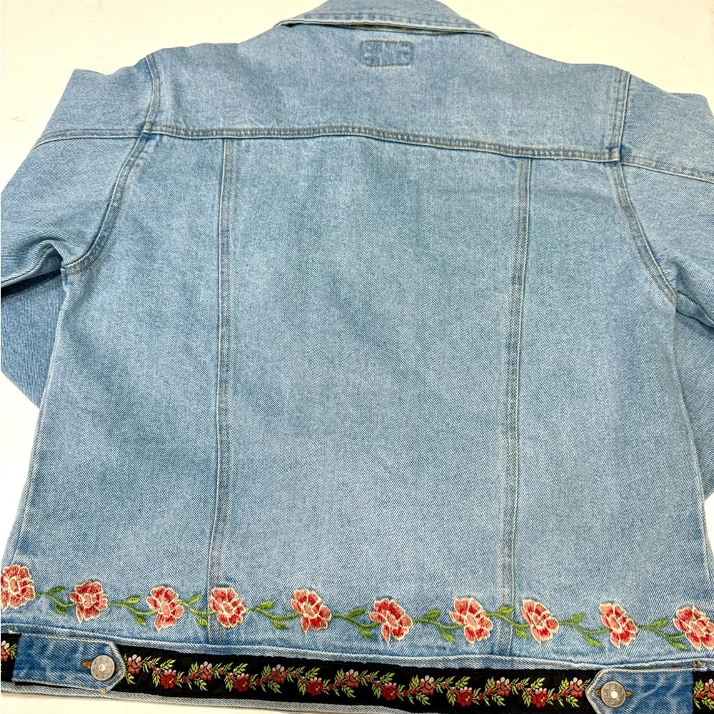 EUC - Embroidered Denim Jacket – Size Large - Picture 4 of 6